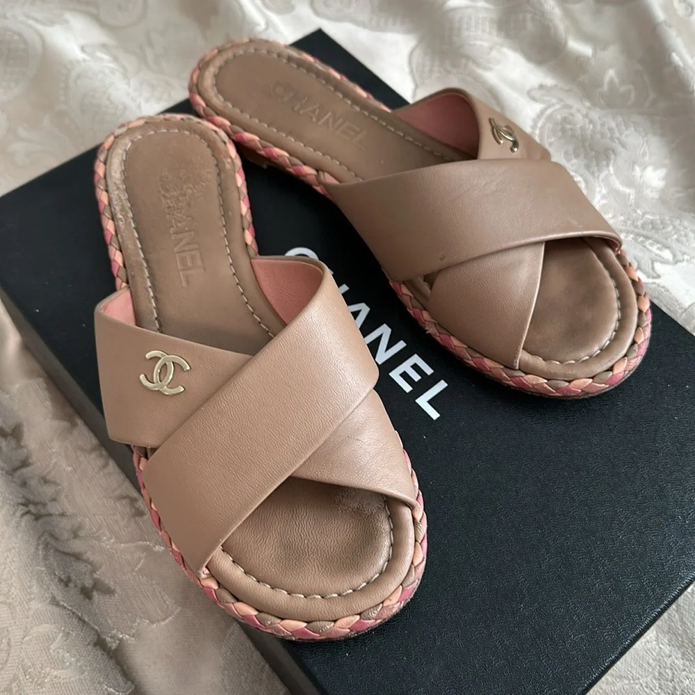 Chanel - Picture 2 of 2